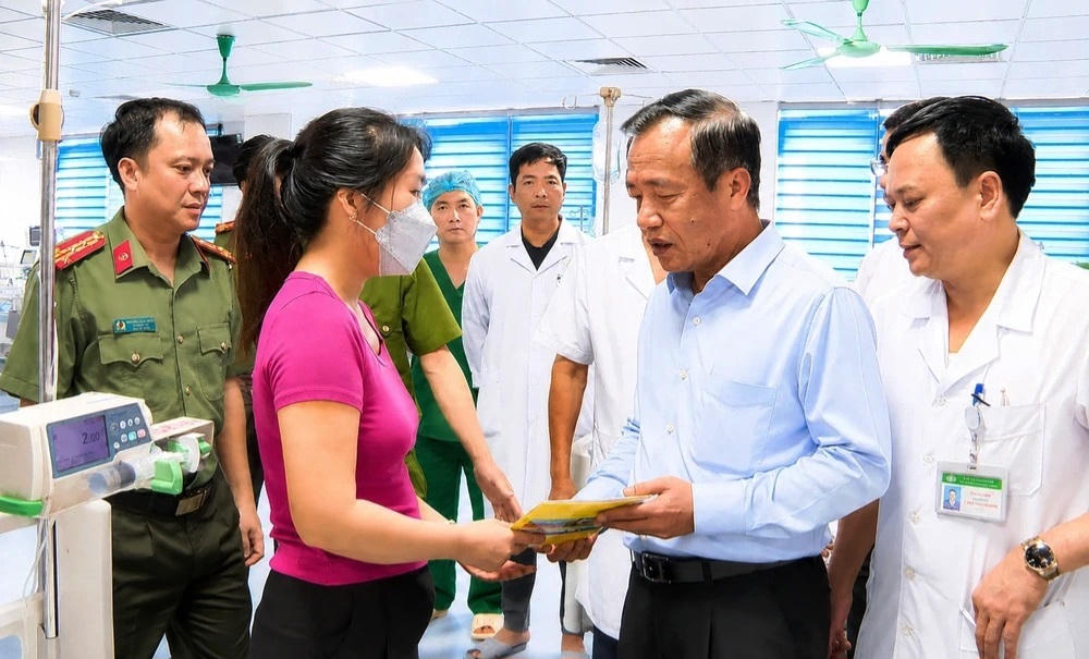 Bí thư Tỉnh ủy Lê Đức Thái thăm hỏi, động viên Trung tá Phạm Ngọc Khánh và gia đình yên tâm điều trị.