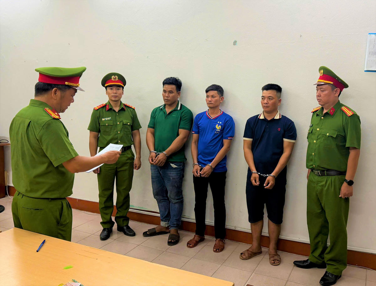 Công an TP Đà Nẵng đọc quyết định bắt 3 đối tượng đánh người tử vong. Ảnh: CA Đà Nẵng.