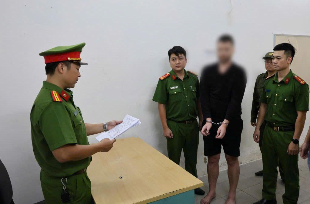 Công an TP Đà Nẵng đọc quyết định bắt đối tượng L.S.G. Ảnh: CA Đà Nẵng.