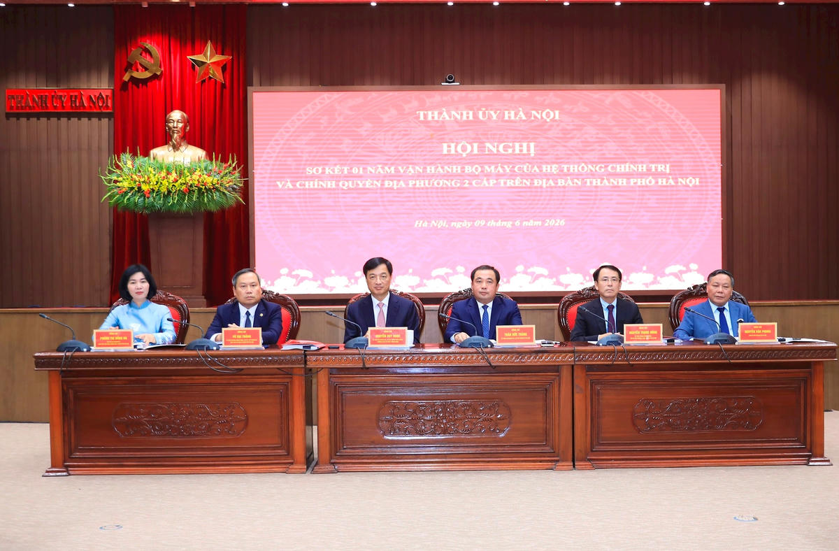 Trưởng ban Tổ chức Trung ương Nguyễn Duy Ngọc; Bí thư Thành ủy Hà Nội Trần Đức Thắng và các đồng chí Thường trực Thành ủy Hà Nội chủ trì hội nghị. Ảnh: QT