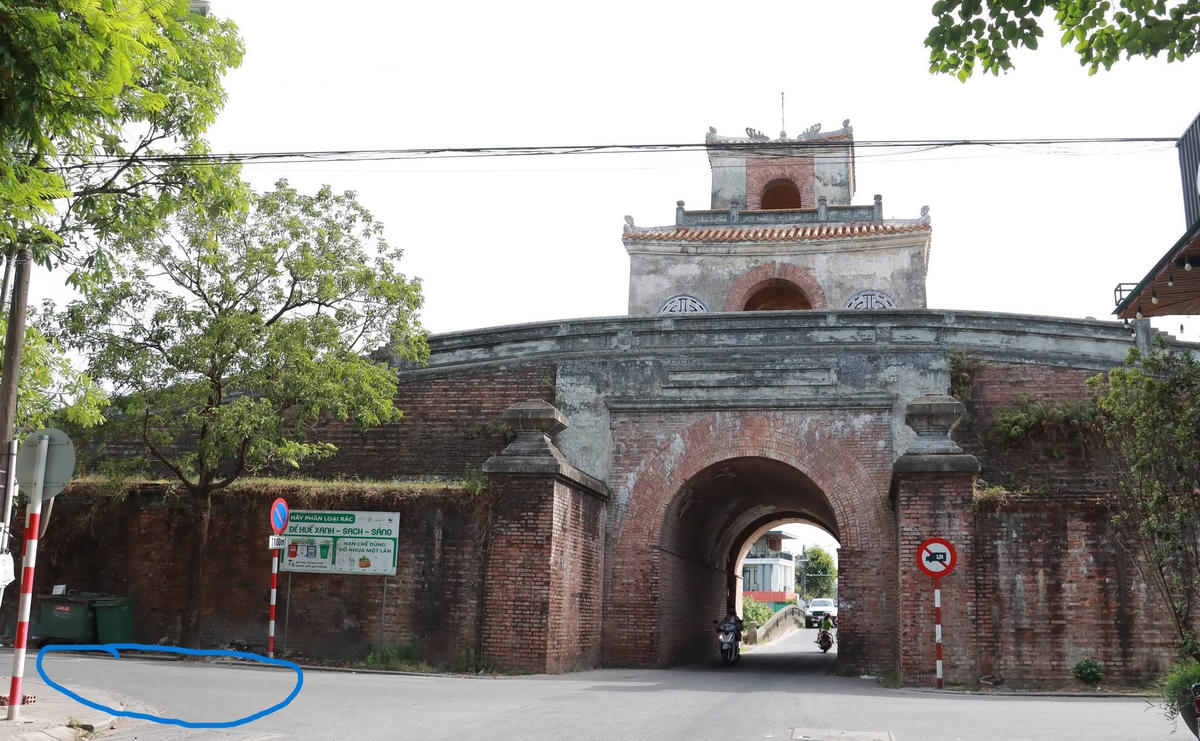 Hố bom nơi liệt sĩ được chôn tập thể nằm dưới lòng đường Tôn Thất Thiệp (khu vực đánh dấu màu xanh) giao với đường Thái Phiên và Cửa Chánh Tây, Kinh thành Huế. Ảnh: Lê Sáu.