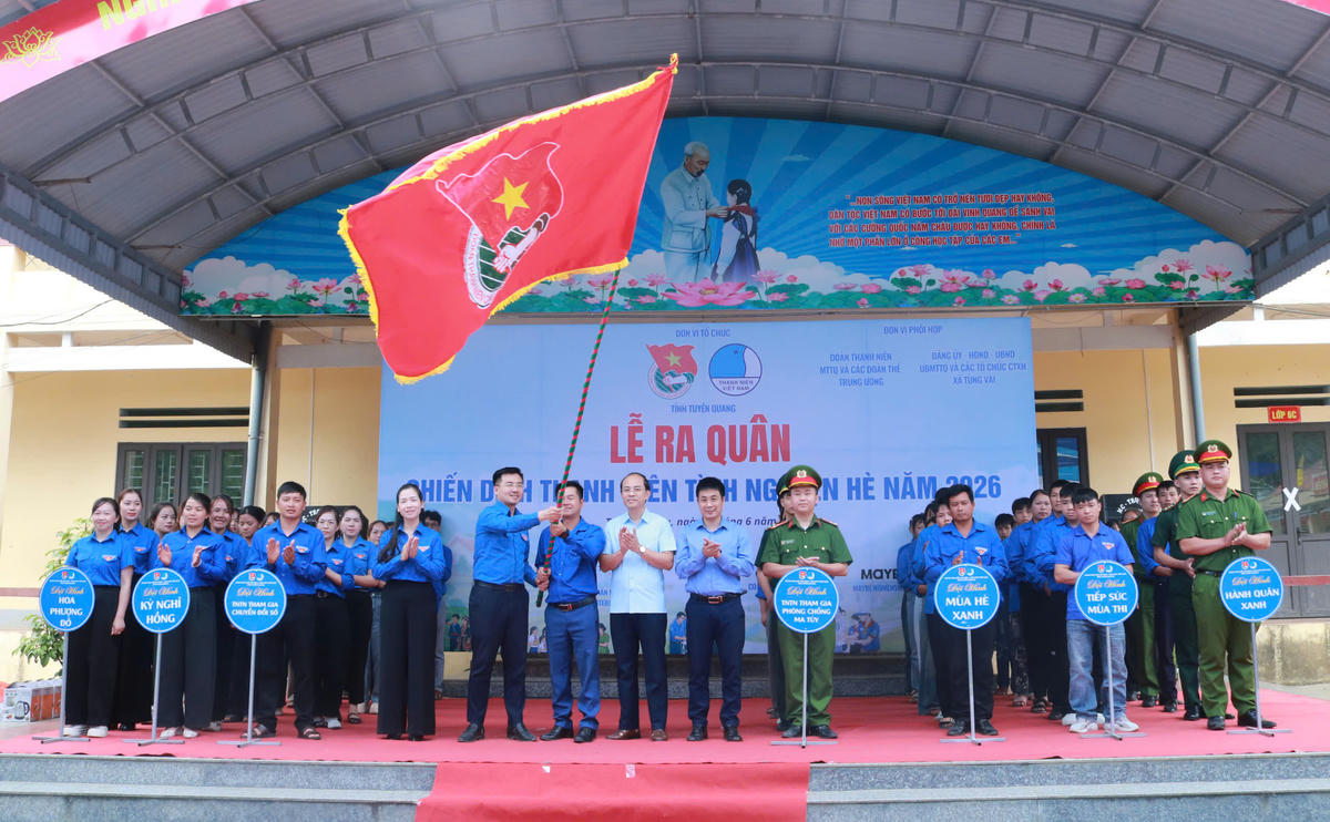 Các đại biểu thực hiện nghi thức ra quân Chiến dịch Thanh niên tình nguyện hè năm 2026 tại xã Tùng Vài, tỉnh Tuyên Quang.
