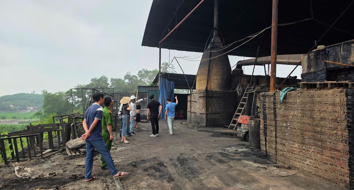Lực lượng chức năng kiểm tra hoạt động của Công ty TNHH Bảo Gia Lợi Phú Thọ. Ảnh: Công an tỉnh Phú Thọ.