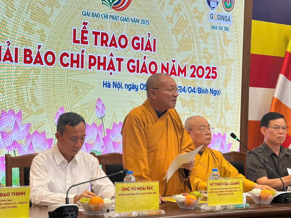 Hòa thượng Thích Gia Quang - Phó Chủ tịch Hội đồng trị sự, Trưởng ban Ban Thông tin Truyền thông Trung ương, Trưởng Ban Tổ chức Giải báo chí Phật giáo năm 2025 phát biểu tại lễ trao giải. Ảnh: PV