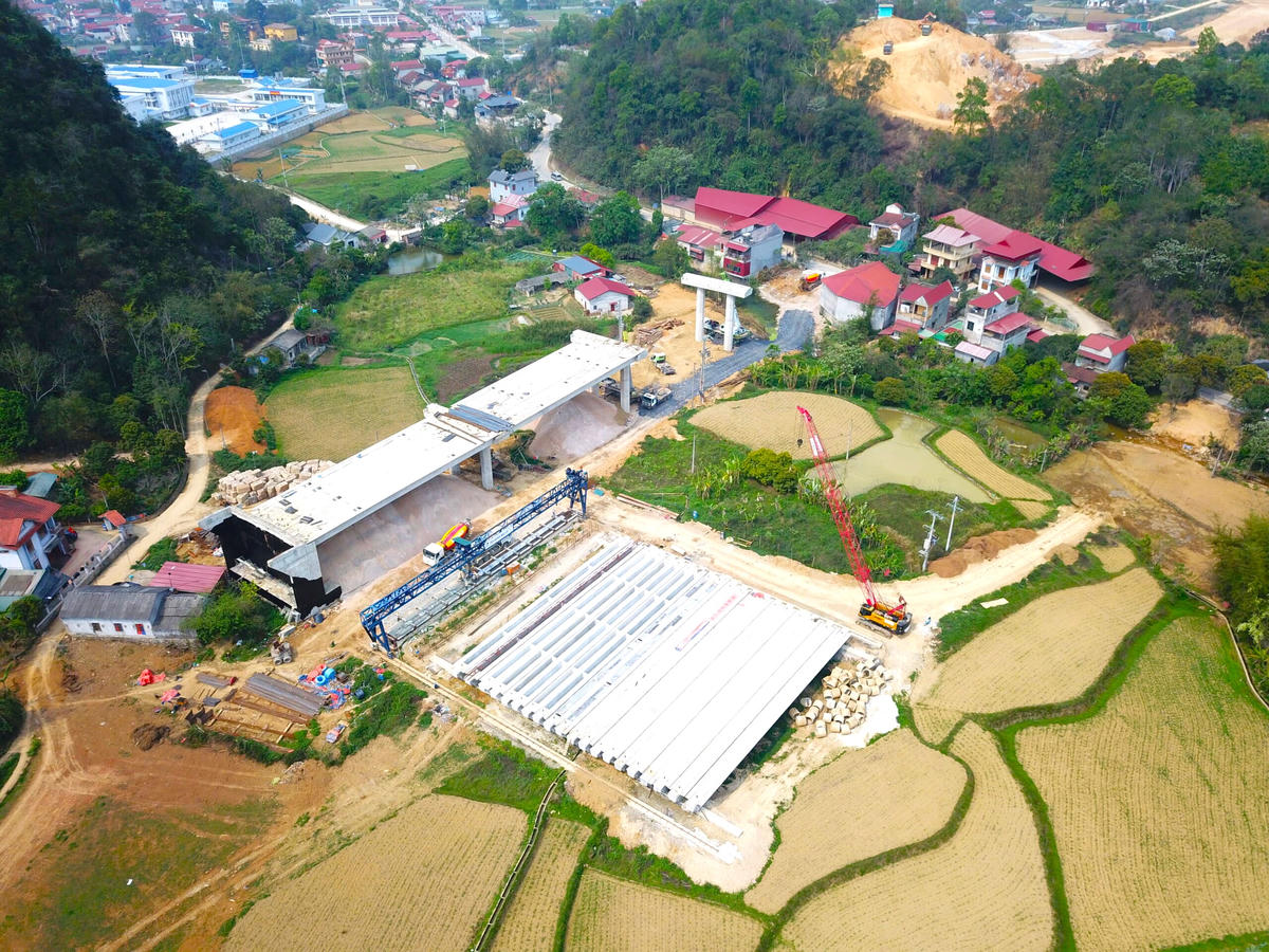Dự án đầu tư xây dựng tuyến cao tốc Đồng Đăng (tỉnh Lạng Sơn) - Trà Lĩnh (tỉnh Cao Bằng), UBND tỉnh Cao Bằng ban hành văn bản đề nghị Công ty Cổ phần Tập đoàn Đèo Cả khẩn trương thực hiện việc lập hồ sơ đề xuất dự án là không đúng quy định và ý kiến chỉ đạo của Thủ tướng Chính phủ.