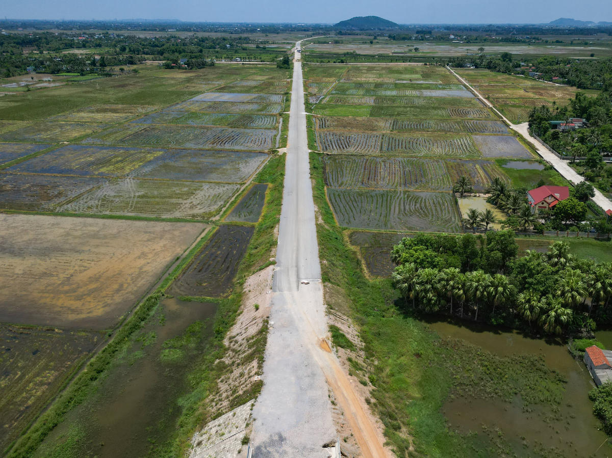Ông Phượng khẳng định, Ban quản lý dự án sẽ theo&nbsp;dõi sát sao và đôn đốc các nhà thầu tập trung nhân lực, thiết bị để tăng tốc thi công các hạng mục còn lại, phấn đấu đến cuối năm 2026 sẽ hoàn thành dự án. Ảnh: Đình Minh