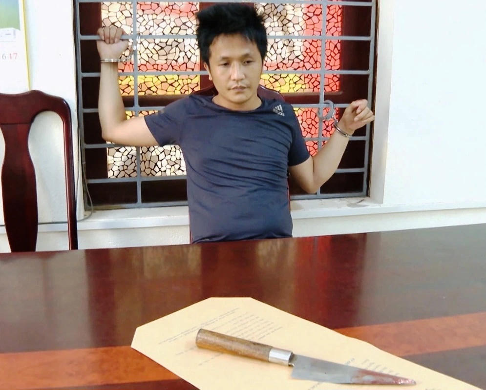 Đối tượng Lê Đình Triều và hung khí gây án bị bắt giữ tại cơ quan điều tra.