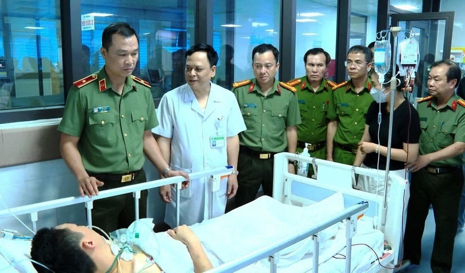 Thiếu tướng Tô Anh Dũng, Giám đốc Công an tỉnh Thanh Hóa cùng đại diện lãnh đạo các phòng nghiệp vụ, Công an tỉnh thăm hỏi Trung tá Phạm Ngọc Khánh.