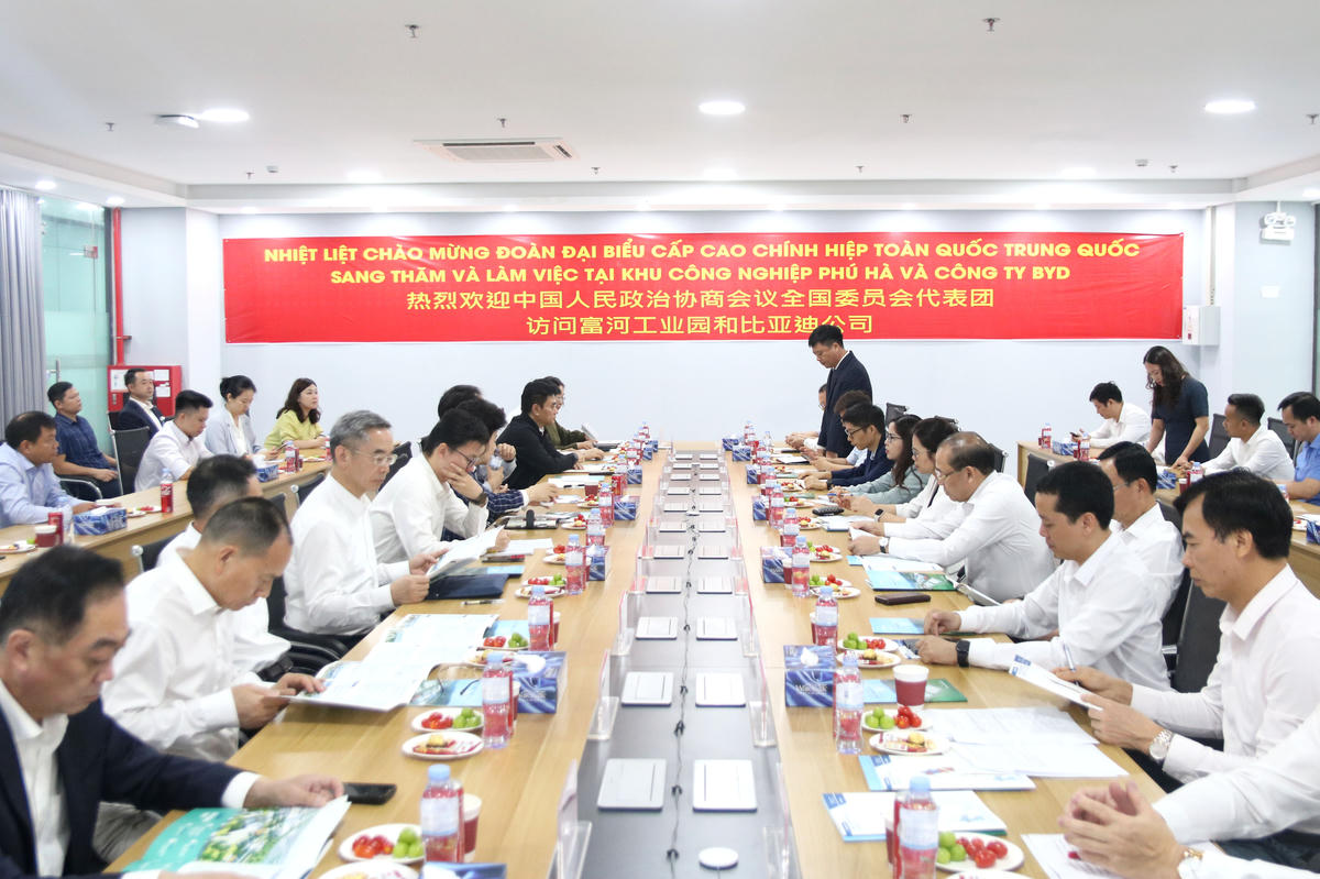Đoàn đại biểu cấp cao Chính hiệp toàn quốc Trung Quốc làm việc tại Công ty Trách nhiệm hữu hạn BYD Việt Nam (Khu công nghiệp Phú Hà, tỉnh Phú Thọ).