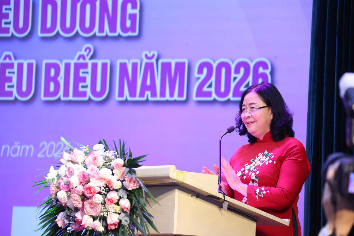 Bà Bùi Thị Minh Hoài, Ủy viên Bộ Chính trị, Bí thư Trung ương Đảng, Bí thư Đảng ủy MTTQ, các đoàn thể Trung ương, Chủ tịch Ủy ban Trung ương MTTQ Việt Nam phát&nbsp; biểu tại chương trình. Ảnh: Văn Điệp