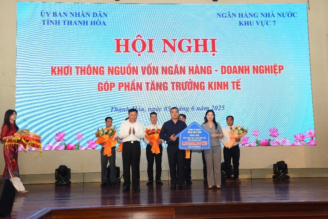 Tập đoàn Miza ủng hộ 3 tỷ đồng hưởng ứng phong trào thi 'cả nước chung tay xóa nhà tạm, nhà dột nát'. Ảnh: Miza
