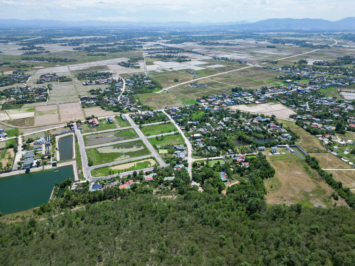 Ngày 1/8/2023, ông Mai Xuân Liêm - Phó Chủ tịch UBND tỉnh Thanh Hóa ký quyết định số 2727/QĐ-UBND, phê duyệt dự án&nbsp;đường từ núi Văn Trinh (ĐT.504) đến đường Thọ Xuân - Nghi Sơn (ĐT.506). Dự án này có&nbsp;tổng mức đầu tư gần 443 tỷ đồng, chiều dài tuyến 5,96km, đi qua xã Quảng Ngọc, Quảng Yên, Thắng Lợi. Ảnh: Đình Minh chụp tại điểm đầu dự án.