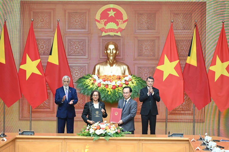 Thủ tướng Chính phủ Lê Minh Hưng và Thủ tướng Timor-Leste Kay Rala Xanana Gusmão chứng kiến trao các văn kiện hợp tác - Ảnh: Nhật Bắc