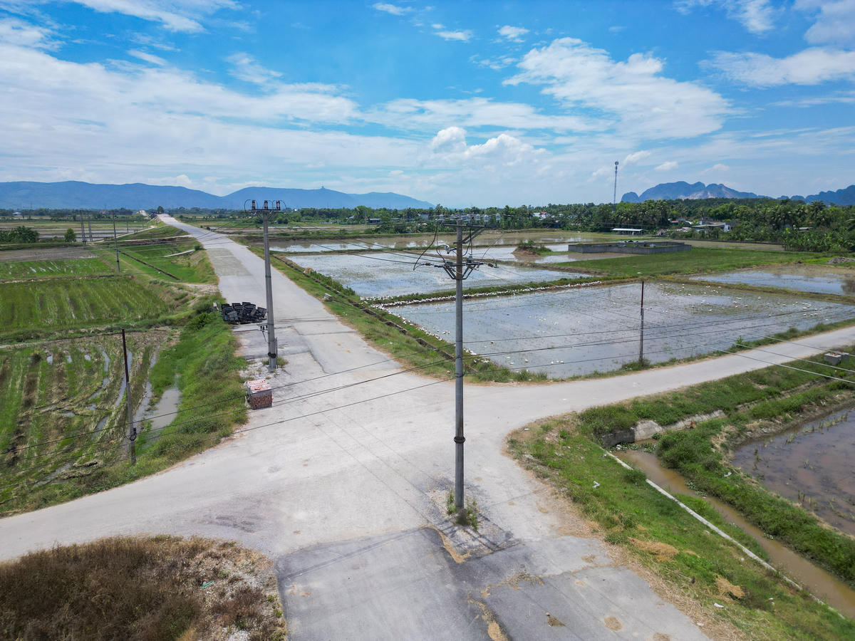 Trong hạng mục thi công nền đường, hiện cũng đang gặp nhiều trở ngại khi cột điện trung thế án ngữ giữa đường, chưa được giải phóng. Ảnh: Đình Minh