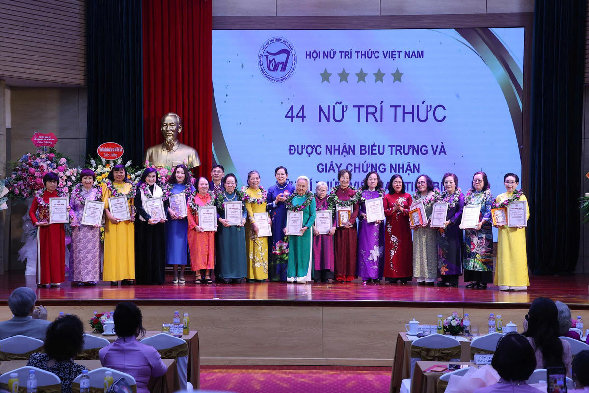 Bà Bùi Thị Minh Hoài, Ủy viên Bộ Chính trị, Bí thư Trung ương Đảng, Bí thư Đảng ủy MTTQ, các đoàn thể Trung ương, Chủ tịch Ủy ban Trung ương MTTQ Việt Nam biểu dương Nữ trí thức Việt Nam tiêu biểu. Ảnh: Văn Điệp