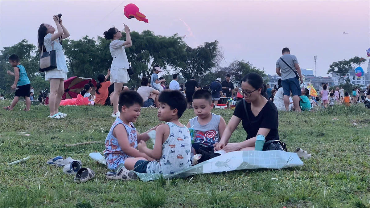 Nhiều gia đình mang theo bạt và chiếu để tận hưởng không gian thoáng mát.