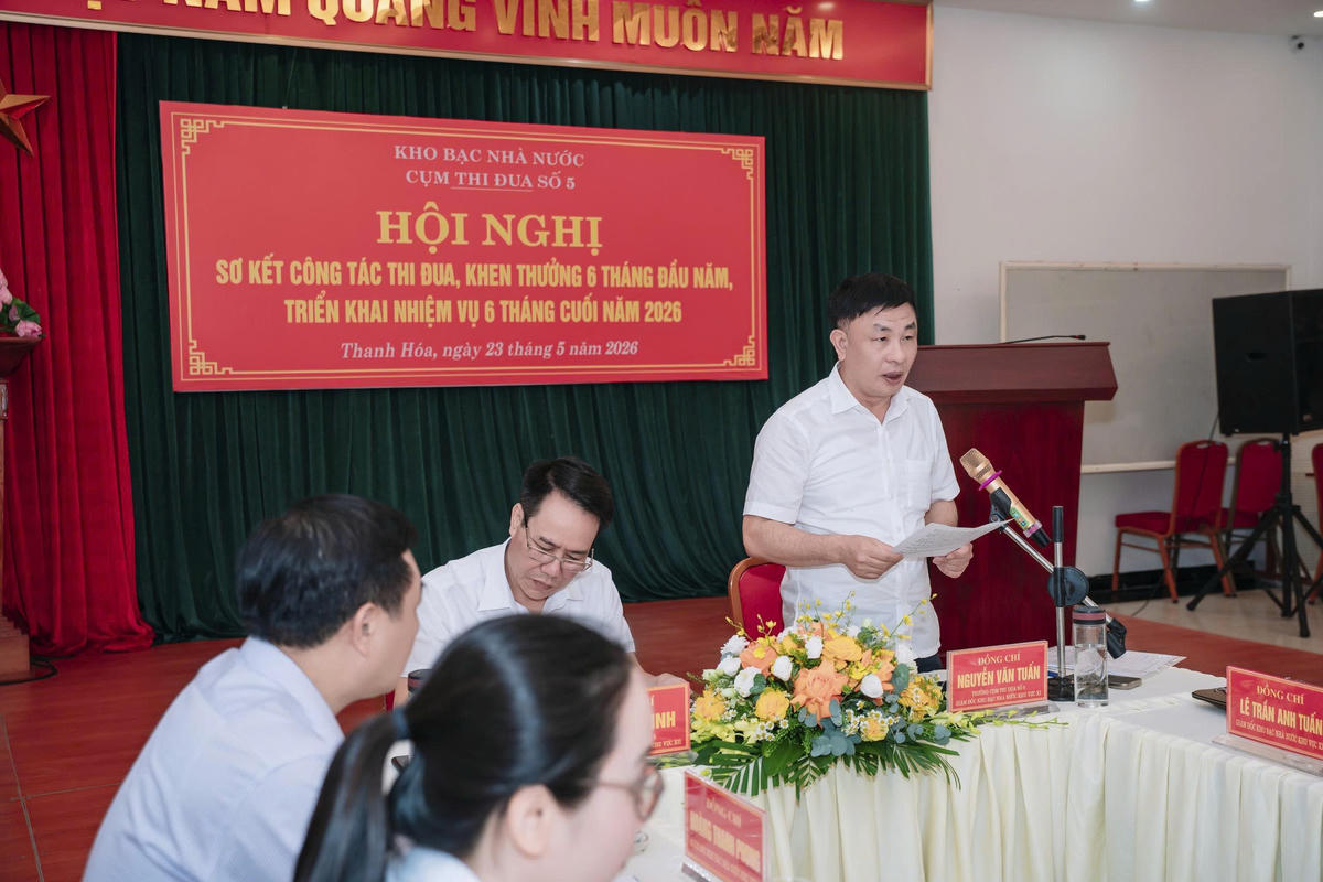 Ông Nguyễn Văn Tuấn - Giám đốc KBNN khu vực XI, Trưởng Cụm thi đua số 5 chủ trì hội nghị. Ảnh: Quang Vinh