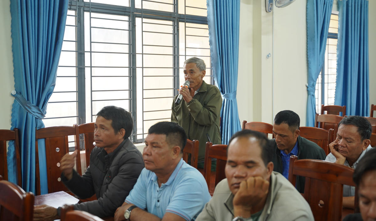 cử tri Trần Văn Sơn trình bày ý kiến tại buổi tiếp xúc cử tri. Ảnh: ĐS.