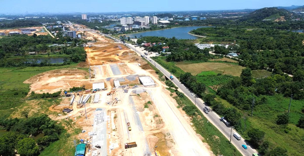 Tại Dự án: Cao tốc Hoà Bình - Mộc Châu, Công ty Cổ phần Tập đoàn Đèo Cả bị UBND tỉnh Phú Thọ nhắc nhở vì chậm tiến độ.