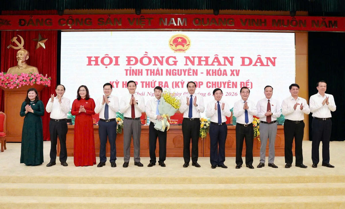 Lãnh đạo tỉnh Thái Nguyên tặng hoa chúc mừng ông Trần Văn Hậu.