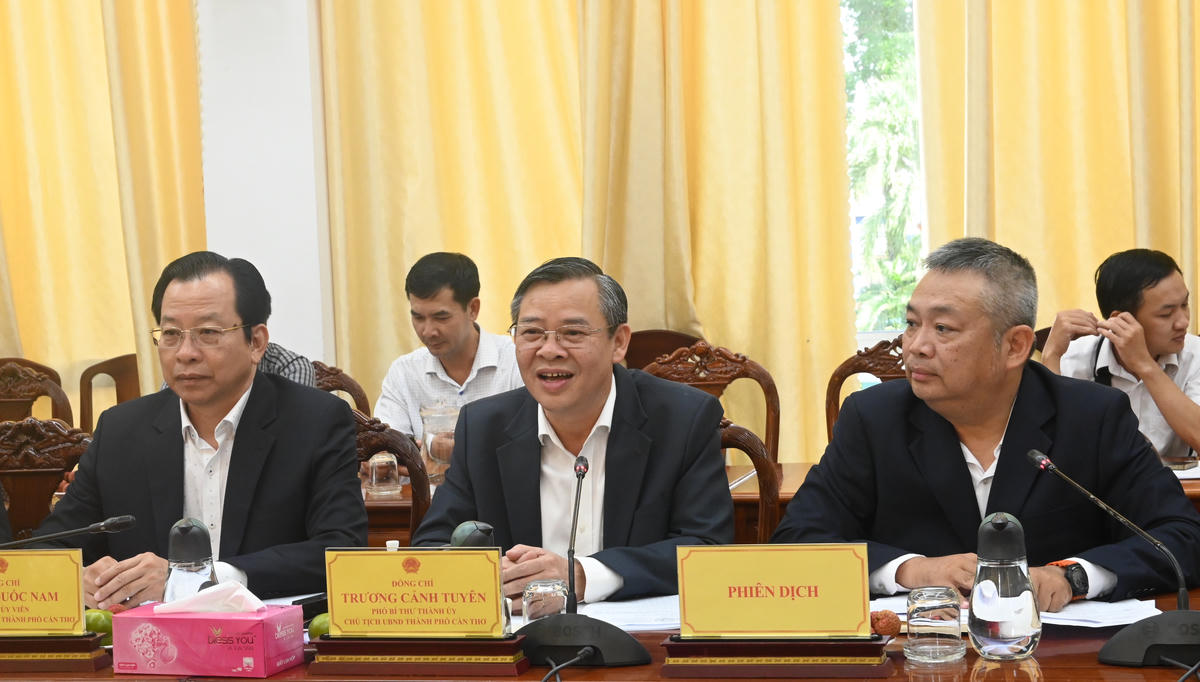 Chủ tịch UBND TP Cần Thơ Trương Cảnh Tuyên trao đổi với Đoàn các doanh nghiệp Singapore. Ảnh Hồng Thắm