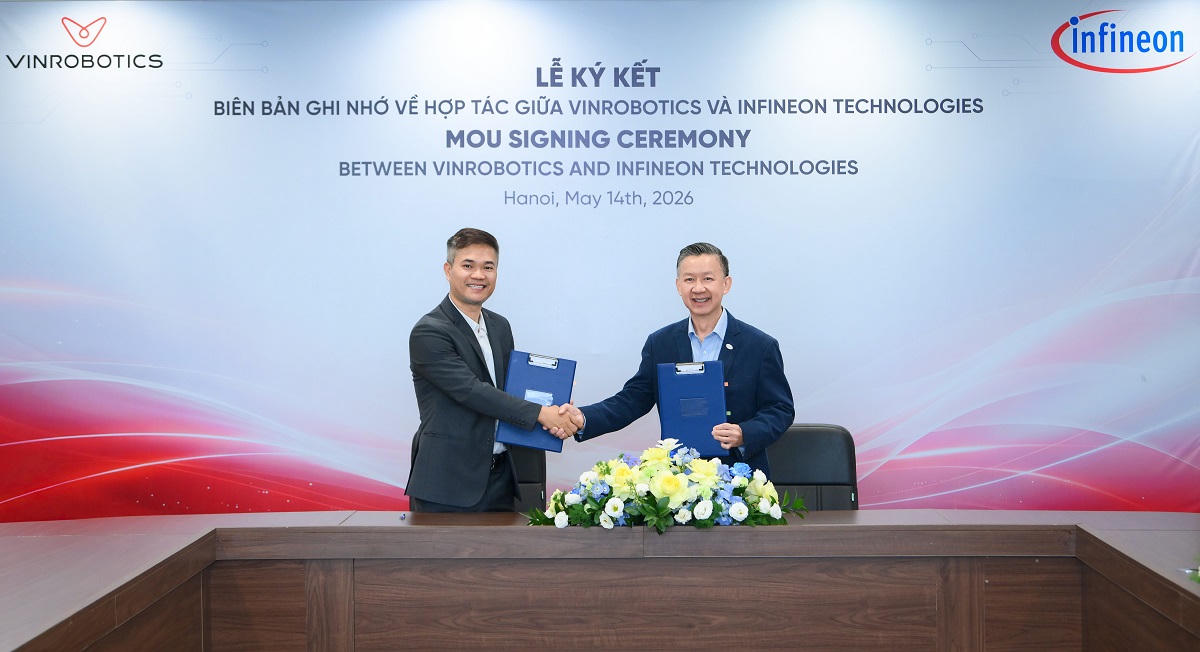 Ông Ngô Quốc Hưng (trái) - Tổng Giám đốc VinRobotics và ông Lim Kenneth – Phó Chủ tịch Cấp cao phụ trách mảng Ô tô của Infineon Technologies khu vực Châu Á - Thái Bình Dương, tại lễ ký kết.