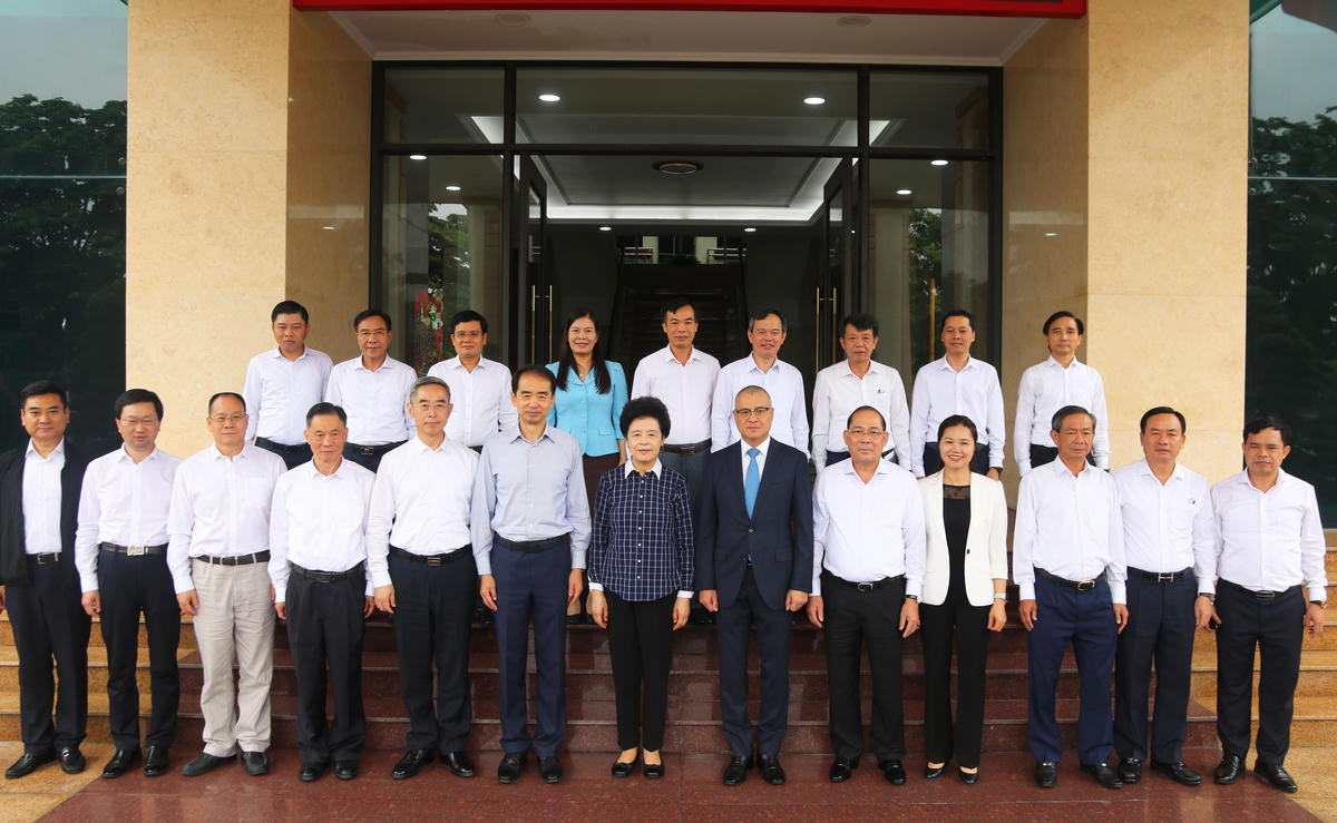 Đoàn đại biểu cấp cao Chính hiệp toàn quốc Trung Quốc chụp ảnh lưu niệm cùng lãnh đạo tỉnh Phú Thọ