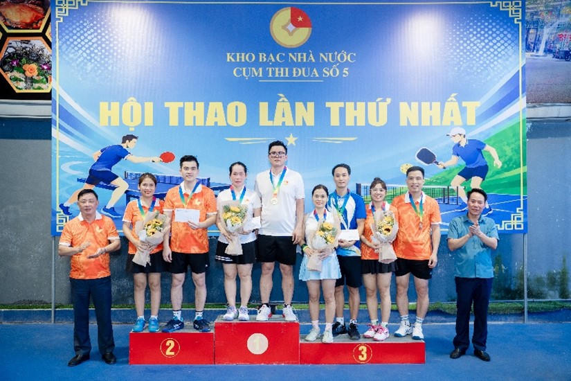 Giám đốc KBNN khu vực XI Nguyễn Văn Tuấn và Giám đốc KBNN khu vực XII trao huy chương cho các VĐV đạt giải Pickleball đôi nam nữ. Ảnh: Quang Vinh
