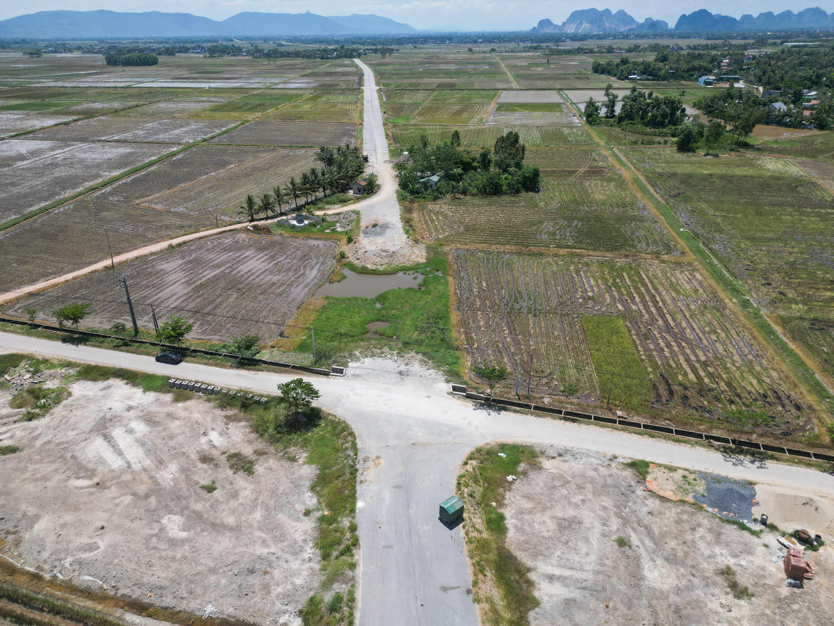 Trao đổi với PV Báo Đại đoàn kết, ông Trần Văn Tấn - Phó phòng điều hành dự án Quảng Xương (thuộc Ban quản lý dự án đầu tư xây dựng các công trình dân dụng và công nghiệp tỉnh Thanh Hóa) cho biết, đến nay, dự án đã hoàn thành gần 90% khối lượng công việc, nhiều đoạn tuyến được thảm nhựa, hệ thống hạ tầng cơ bản thành hình. Ảnh: Đình Minh