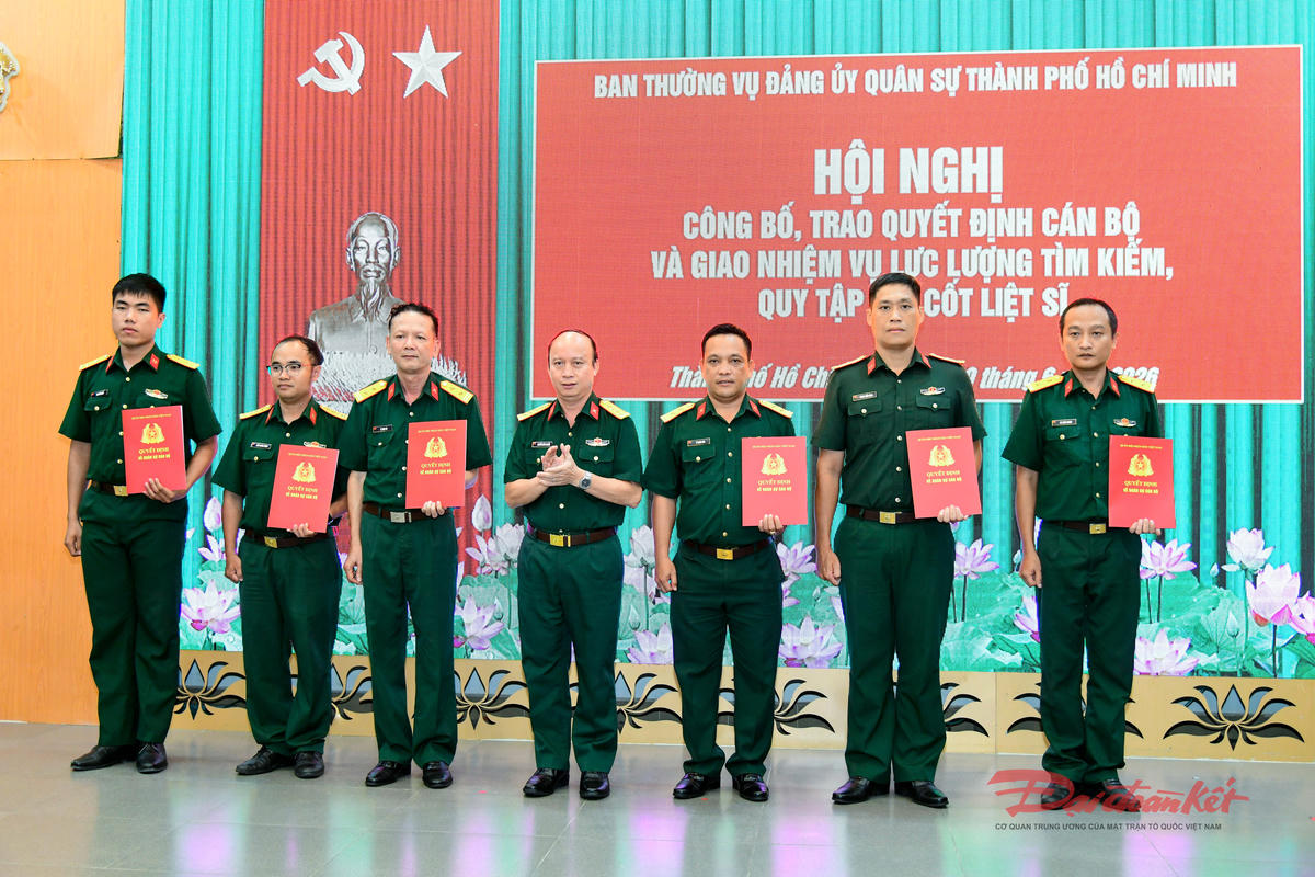 Các cán bộ, chiến sĩ nhận quyết định điều động, phân công của Quân khu 7 và Bộ Tư lệnh TP Hồ Chí Minh. Ảnh: Hữu Tân.