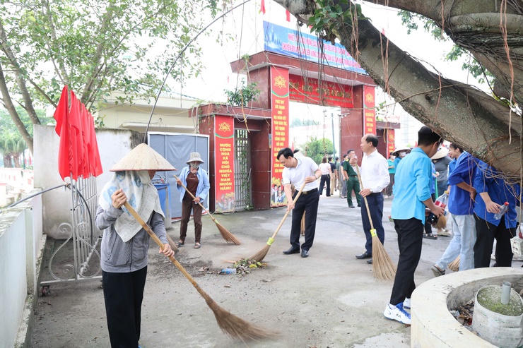Xã Tam Hưng phát động phong trào "Toàn dân chung tay bảo vệ môi trường. Ảnh: T.H