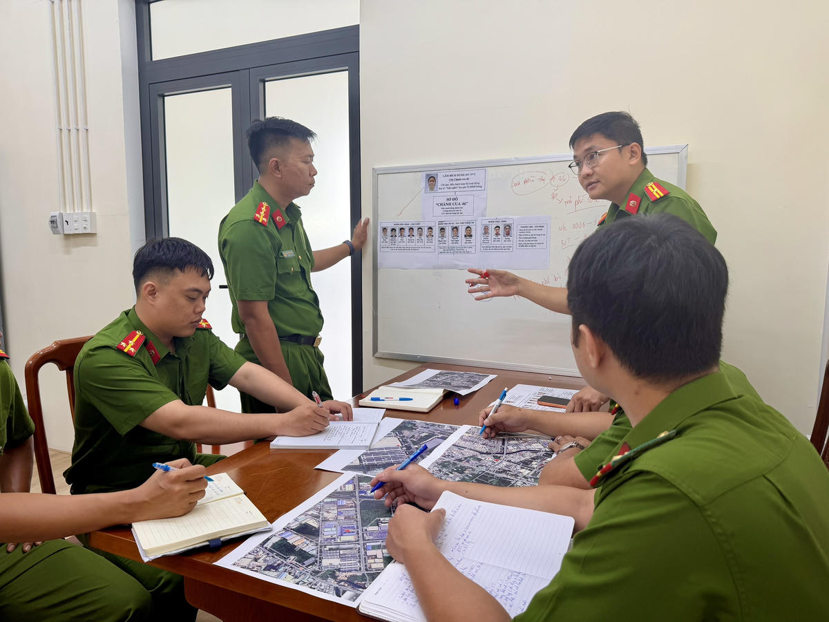 Ban chuyên án bàn phương án triệt phá các đối tượng tại Chành cua 46. Ảnh: CA.