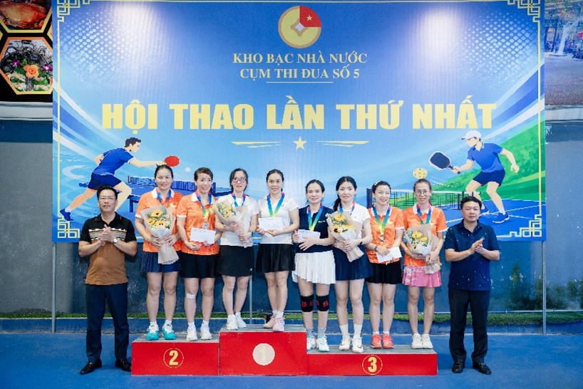 Giám đốc KBNN khu vực V và Giám đốc KBNN khu vực XIII trao huy chương cho các VĐV đạt giải Pickleball đôi nữ. Ảnh: Quang Vinh