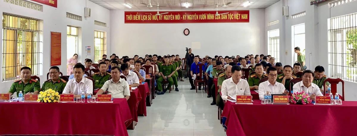Các đại biểu dự lễ ra mắt mô hình ‘Trạm hy vọng’.