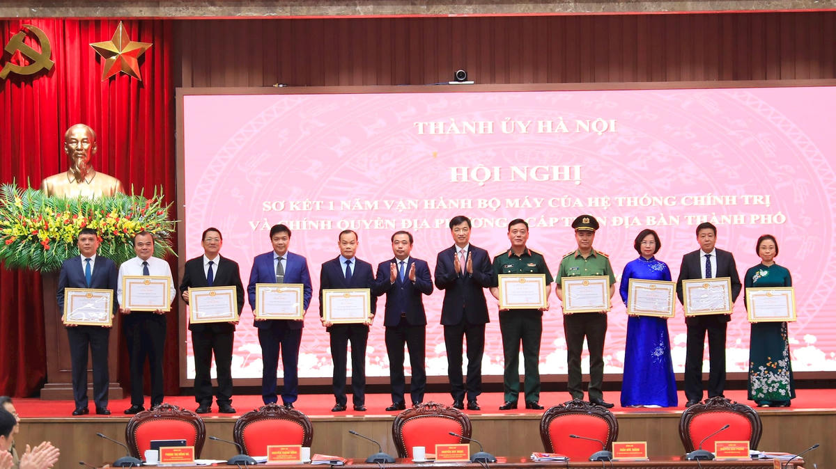 Trưởng ban Tổ chức Trung ương Nguyễn Duy Ngọc và Bí thư Thành ủy Hà Nội Trần Đức Thắng trao Bằng khen tặng các tập thể xuất sắc. Ảnh QT