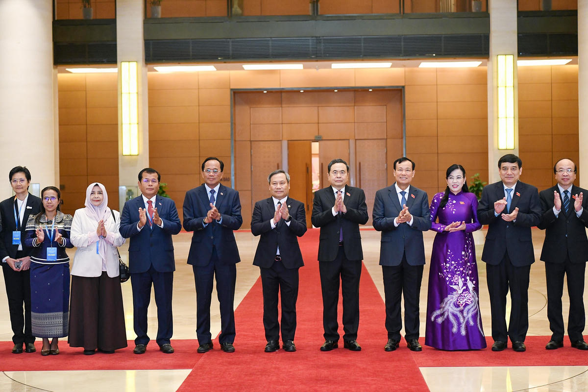 Chủ tịch Quốc hội Trần Thanh Mẫn với các đại biểu tham dự cuộc tiếp chụp ảnh chung. Ảnh: Lâm Hiển