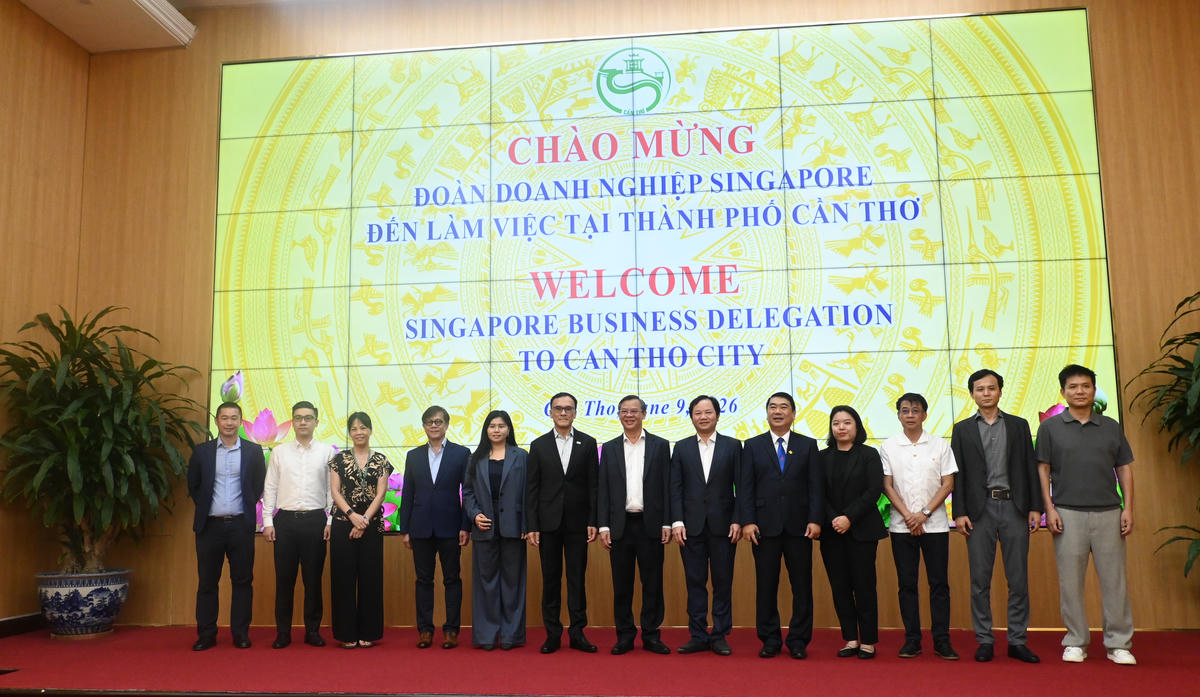 Lãnh đạo TP Cần Thơ và đoàn doanh nghiệp Singapore chụp ảnh lưu niệm. Ảnh Hồng Thắm