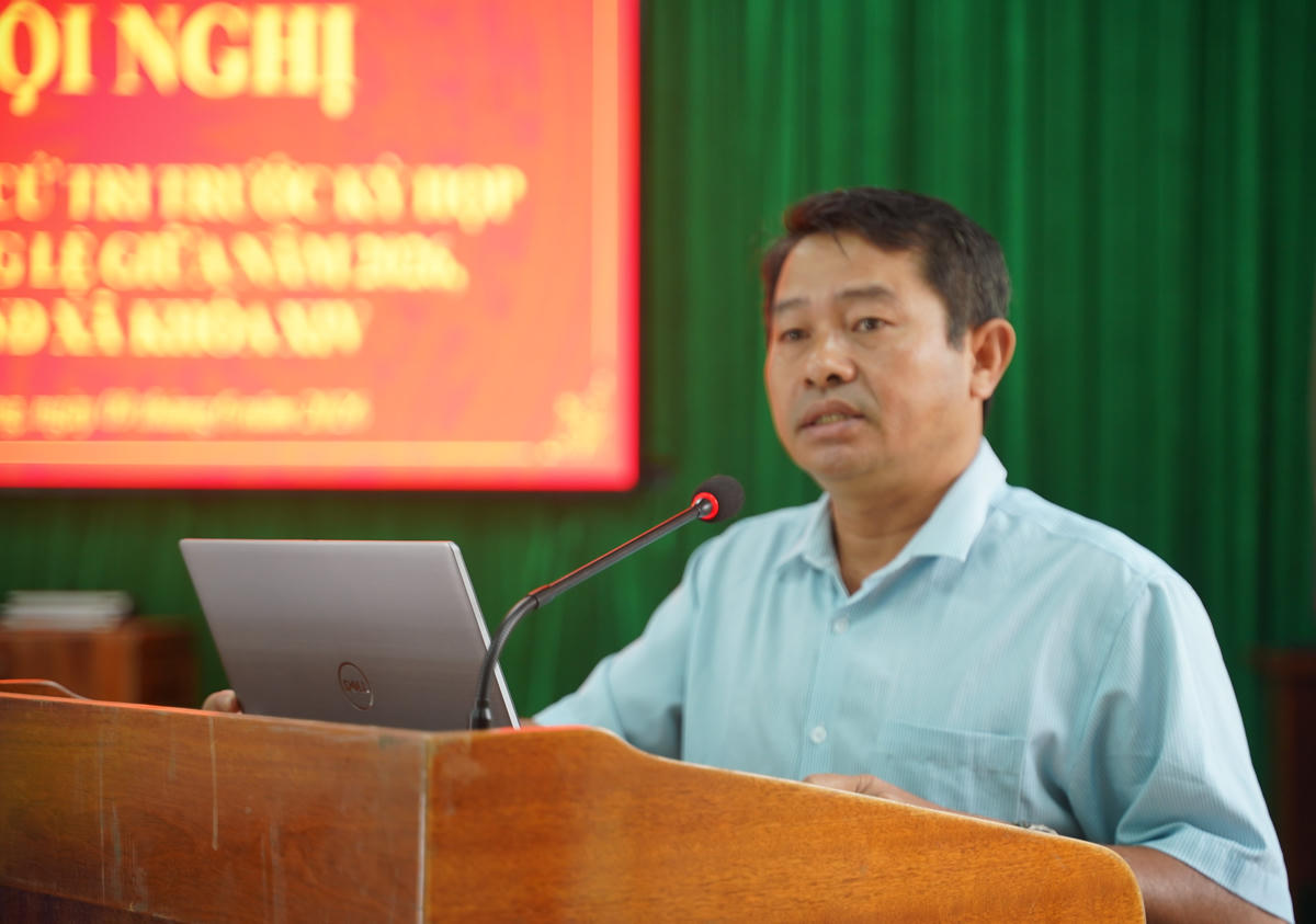 Phó Chủ tịch UBND xã Ia Hrung Hồ Việt Bắc phát biểu tại buổi tiếp xúc cử tri. Ảnh: ĐS.