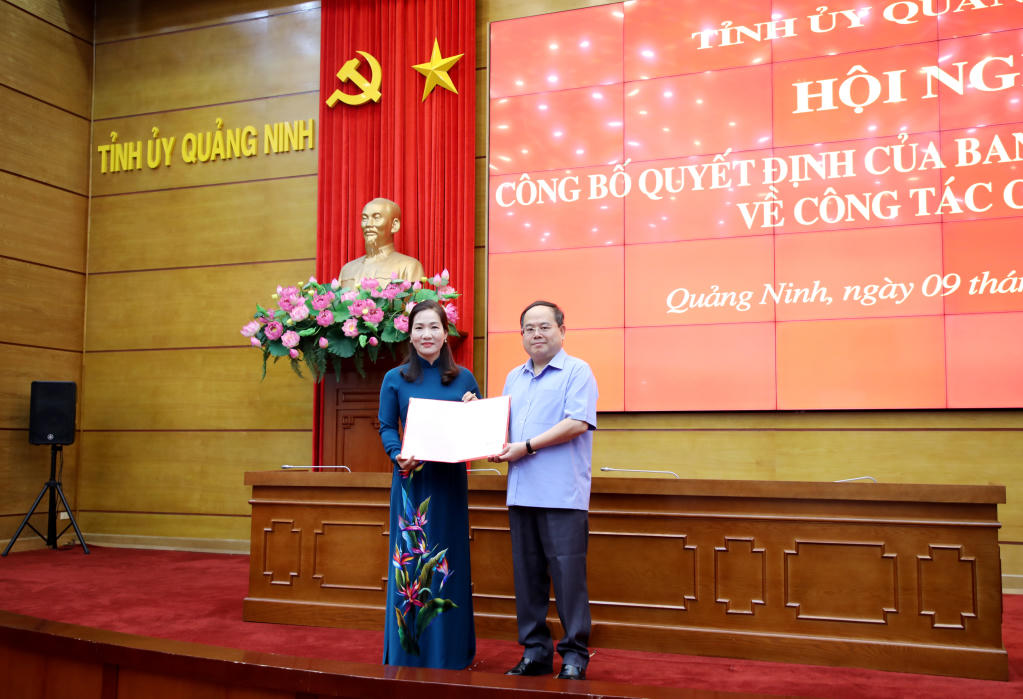  Bí thư Tỉnh ủy Quảng Ninh Quản Minh Cường trao quyết định điều động, phân công và bổ nhiệm bà Nguyễn Thị Hạnh giữ chức vụ Trưởng Ban Tuyên giáo và Dân vận Tỉnh ủy Quảng Ninh. Ảnh: QMG