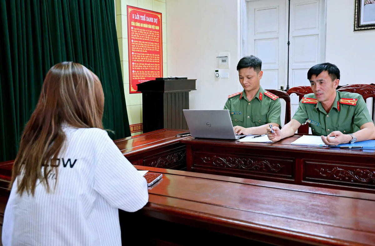 L.Q.A. làm việc tại cơ quan Công an ngày 8/6. Ảnh: CANB