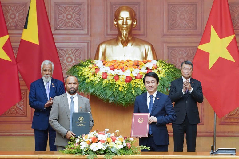 Thủ tướng Chính phủ Lê Minh Hưng và Thủ tướng Timor-Leste Kay Rala Xanana Gusmão chứng kiến trao các văn kiện hợp tác - Ảnh: Nhật Bắc