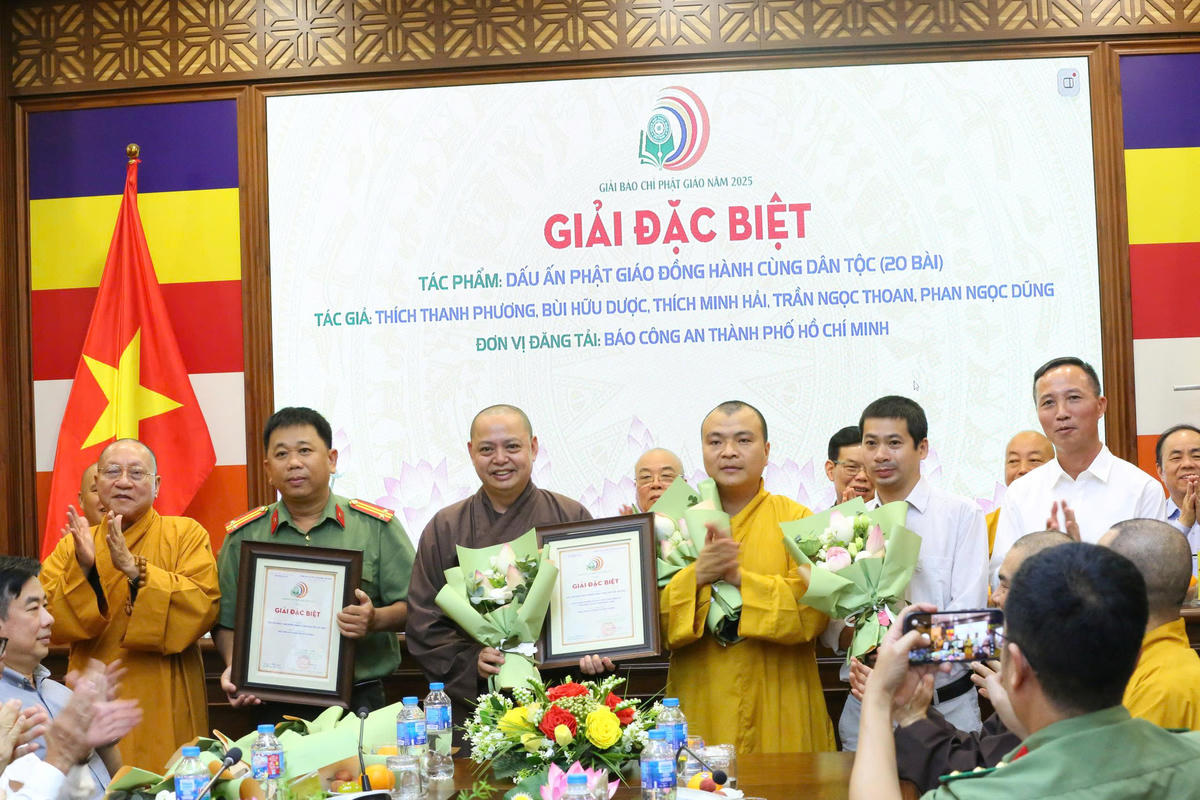 Ban tổ chức trao giải đặc biệt cho tác giả đạt giải. Ảnh: PV