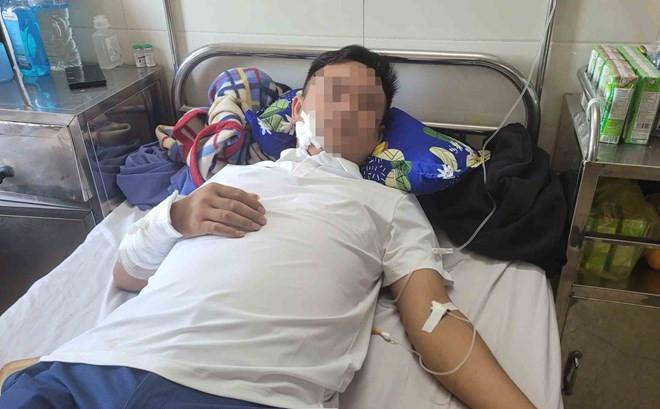 Anh Trần Đình T. điều trị tại bệnh viện. Ảnh: VKSHT.