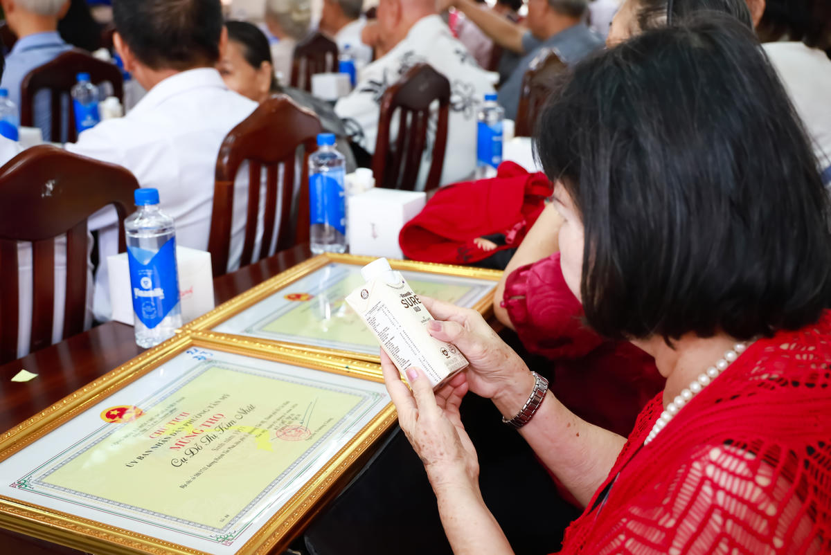 Vinamilk Sure hỗ trợ sản phẩm trong Lễ chúc thọ người cao tuổi, phường Tân Mỹ, TP.HCM. Ảnh: Vi Nam
