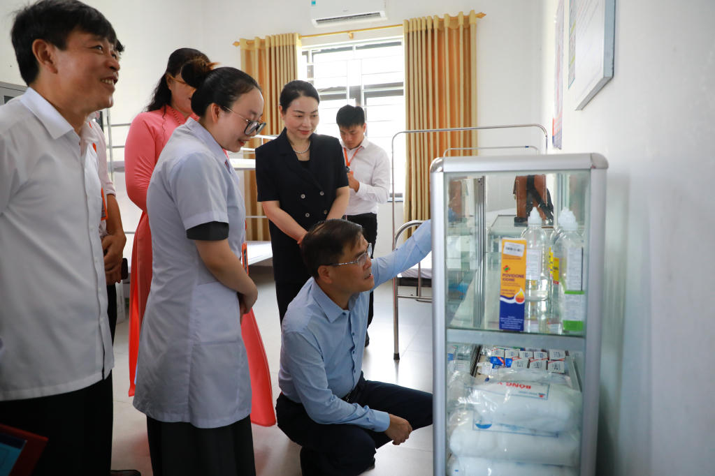 Chủ tịch UBND tỉnh Quảng Ninh Bùi Văn Khắng kiểm tra thuốc men, vật tư y tế được Trường TH, THCS và THPT Lê Thánh Tông chuẩn bị để phục vụ kỳ thi. Ảnh: Minh Hà