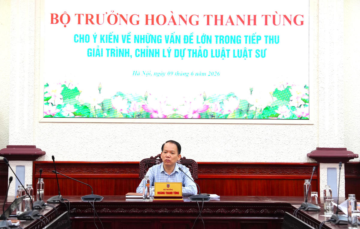 Bộ trưởng Bộ Tư pháp Hoàng Thanh Tùng chủ trì cuộc họp.