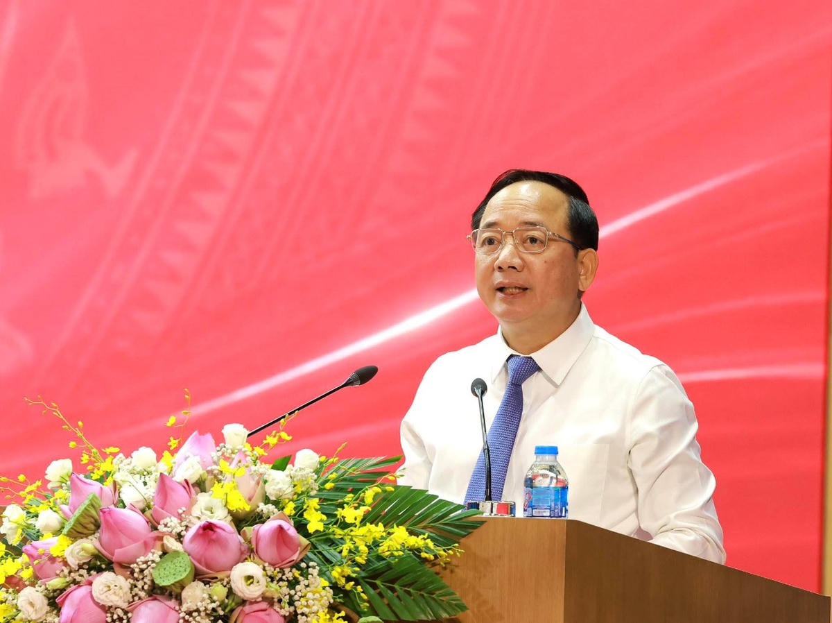 Ông&nbsp;Trịnh Văn Quyết - Ủy viên Bộ Chính trị, Bí thư Trung ương Đảng, Trưởng Ban Tuyên giáo và Dân vận Trung ương, Trưởng Ban Chỉ đạo Trung ương Đề án Xây dựng thí điểm mô hình "Xã, phường xã hội chủ nghĩa" trên địa bàn tỉnh Lào Cai phát biểu tại hội thảo.