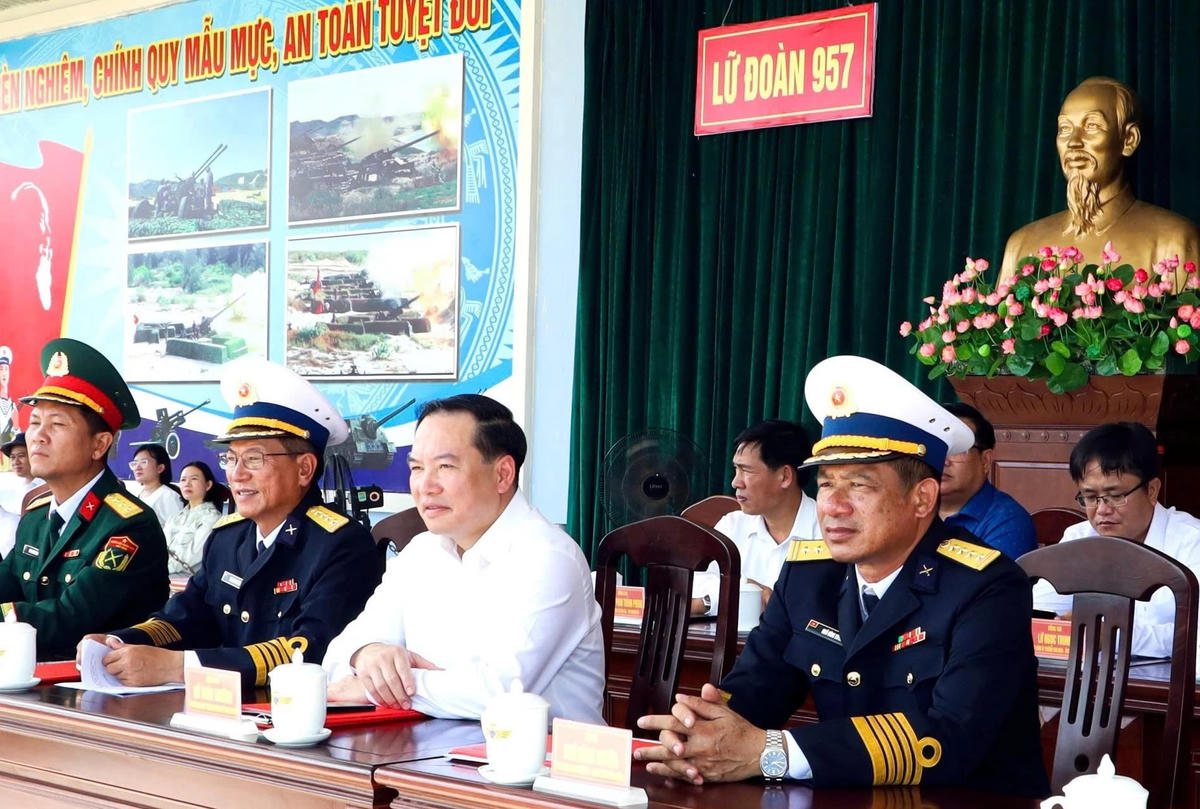 Ông Hồ Xuân Trường, Phó Bí thư Thường trực Tỉnh ủy Khánh Hòa cùng Đại tá Ngô Đình Xuyên, Phó Tham mưu trưởng Quân chủng Hải quân và các đại biểu tham dự lễ tuyên thệ chiến sĩ mới. 