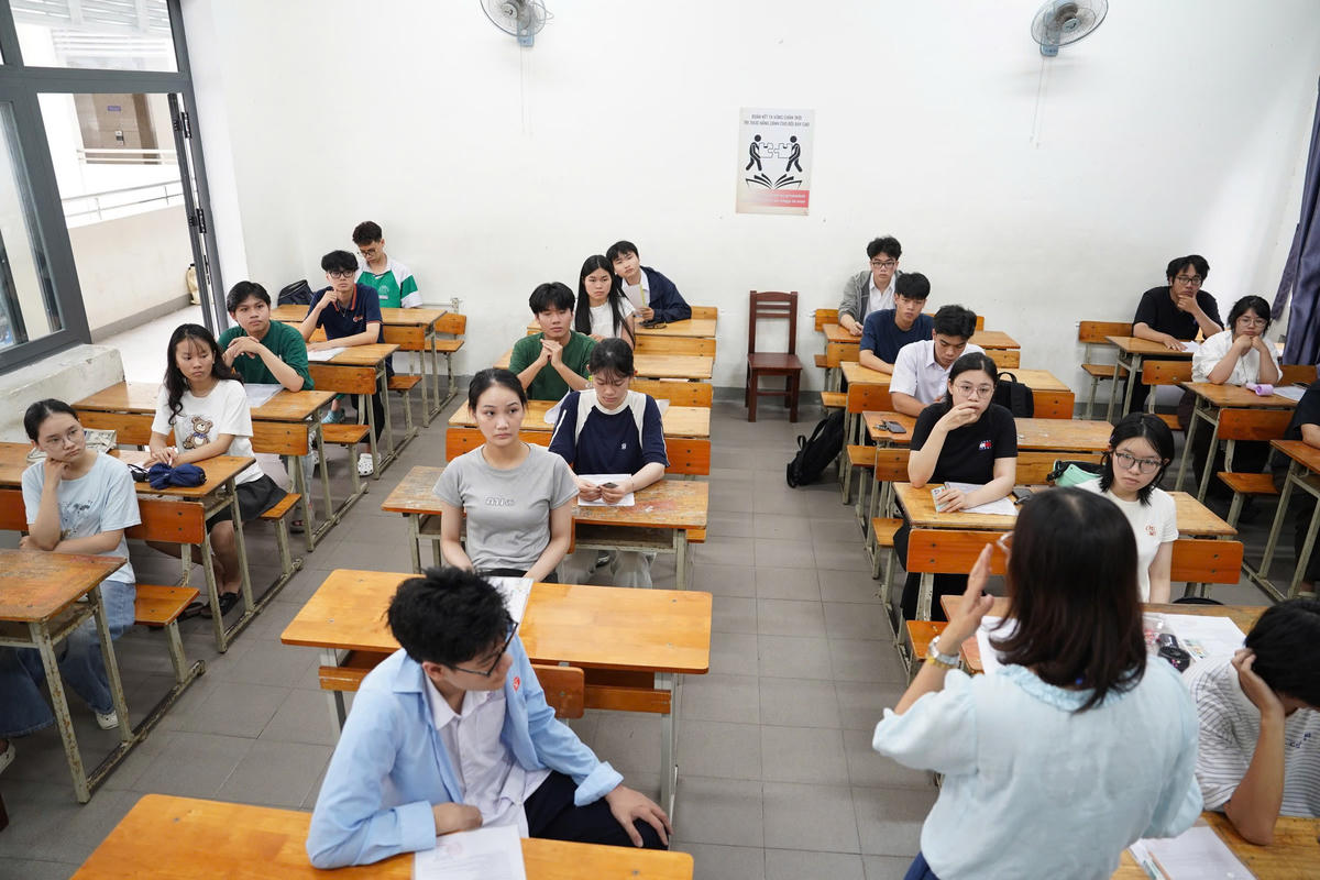 Giáo viên hướng dẫn các em về thủ tục, giấy tờ mang theo khi vào phòng thi. Ảnh: NT.