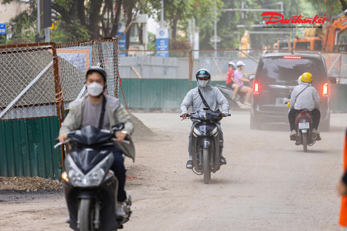 Việc thi công dự án thoát nước trên phố Quang Trung&nbsp;phát sinh bụi từ công trường khiến việc đi lại của người dân gặp nhiều khó khăn.